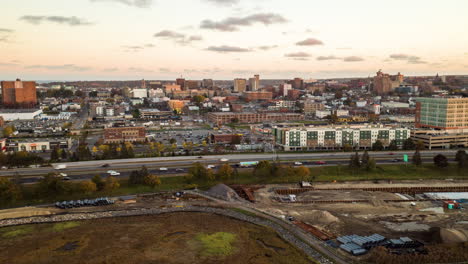 Atemberaubender-Zeitraffer-Der-Skyline-Der-Innenstadt-Von-Portland,-Maine