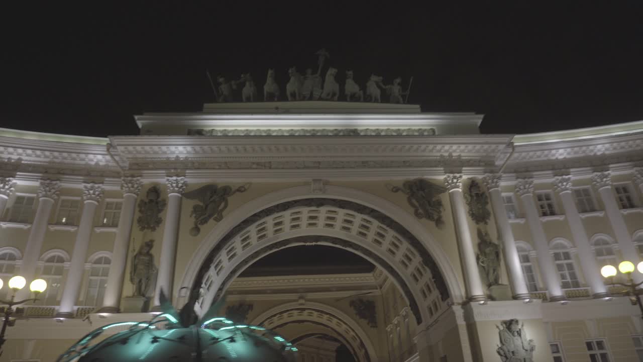 밤에 궁전 광장 아치