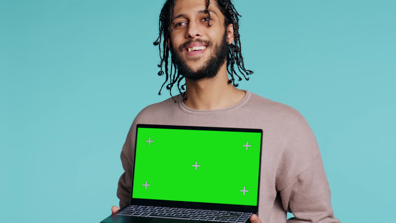 persona sonriente que presenta el cuaderno de claves de croma, fondo del estudio