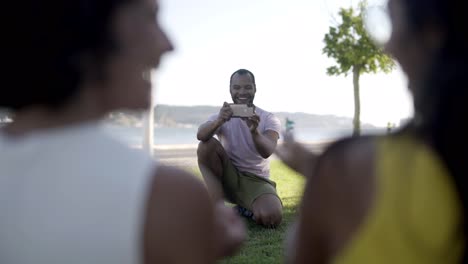 Lächelnder-Mann,-Der-Freunde-Mit-Dem-Smartphone-Fotografiert