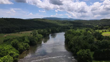 Excelente-Vista-Aérea-Moviéndose-Sobre-El-Río-Shenandoah-En-Virginia