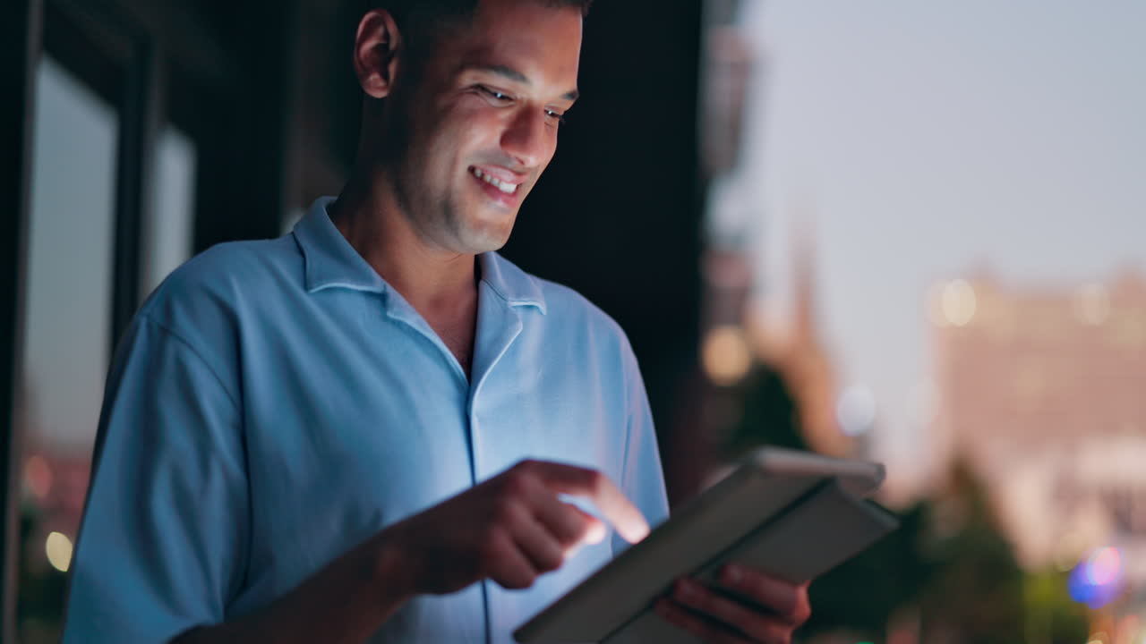 hombre usando tableta por la noche
