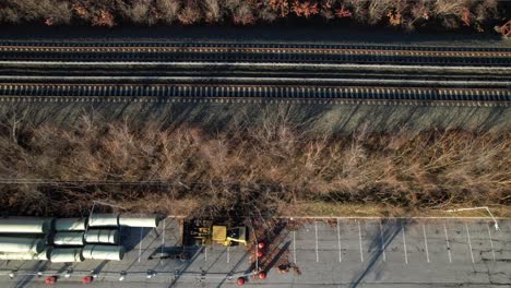 una vista de drones de un área cercada por vías de tren