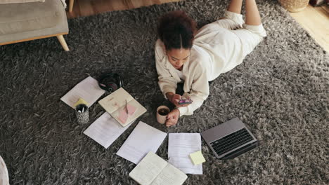 mujer trabajando cómodamente desde casa