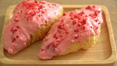 croissant con salsa de chocolate y fresas