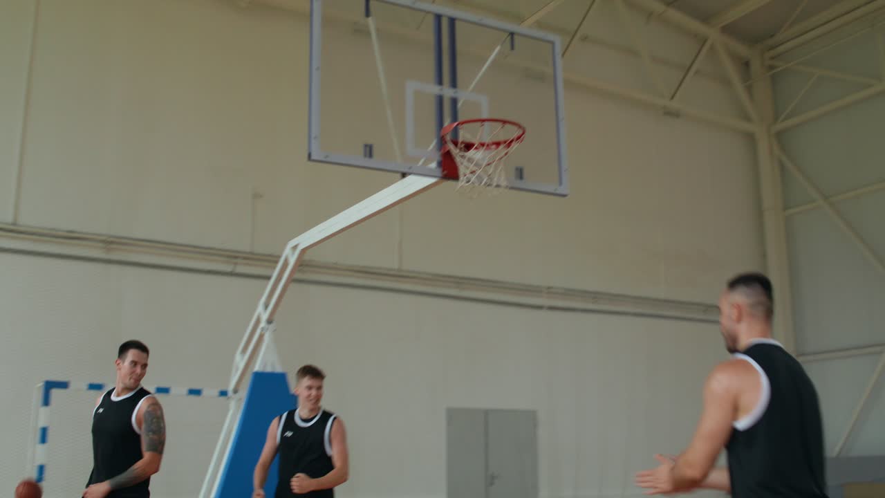 Giocatori di basket in una palestra