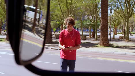 hombre usando teléfono móvil en la calle de la ciudad 4k