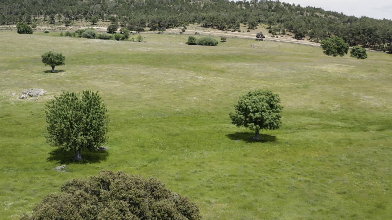 antena de drones baja y suave sobre las estribaciones de la sierra de guadarrama en manzanares el real españa