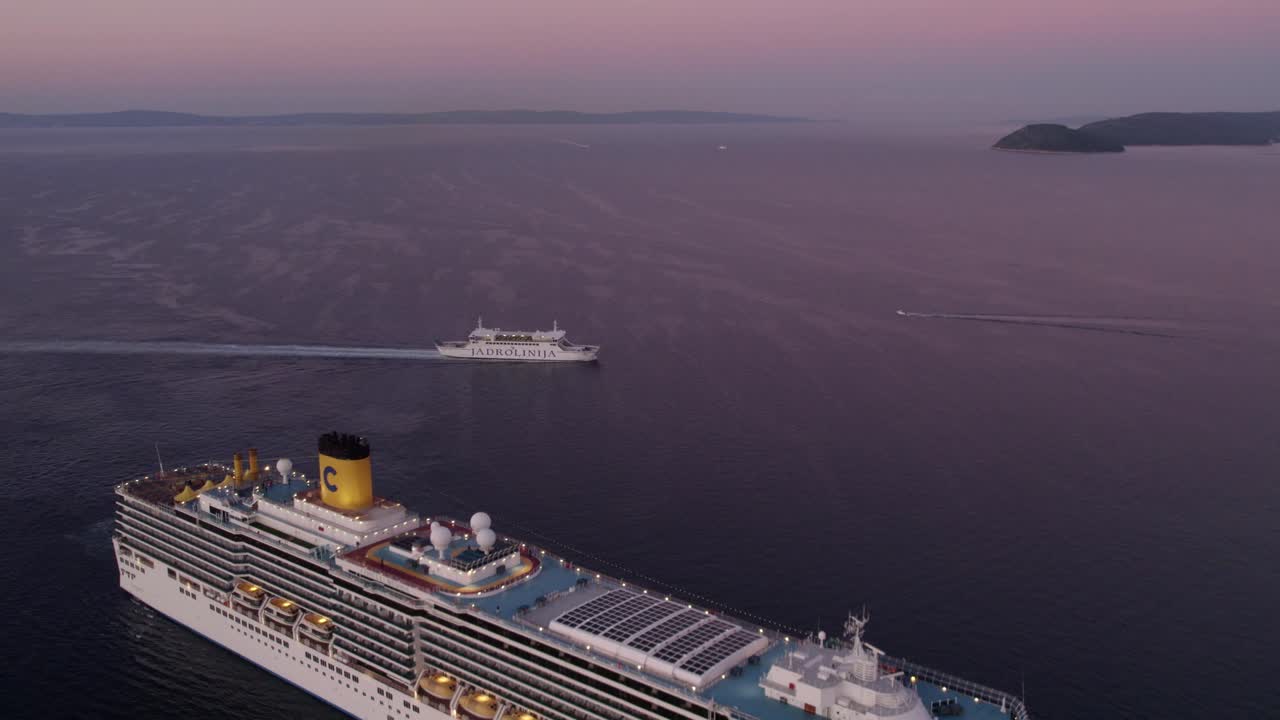 Veduta dall'alto di un transatlantico di lusso che si muove in acque calme all'alba, Spalato.
