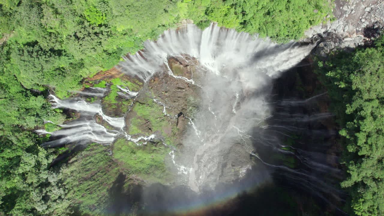브로모 산 위의 모델의 영화적 공개