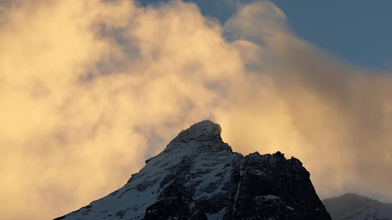быстро движущиеся облака над вершиной горы