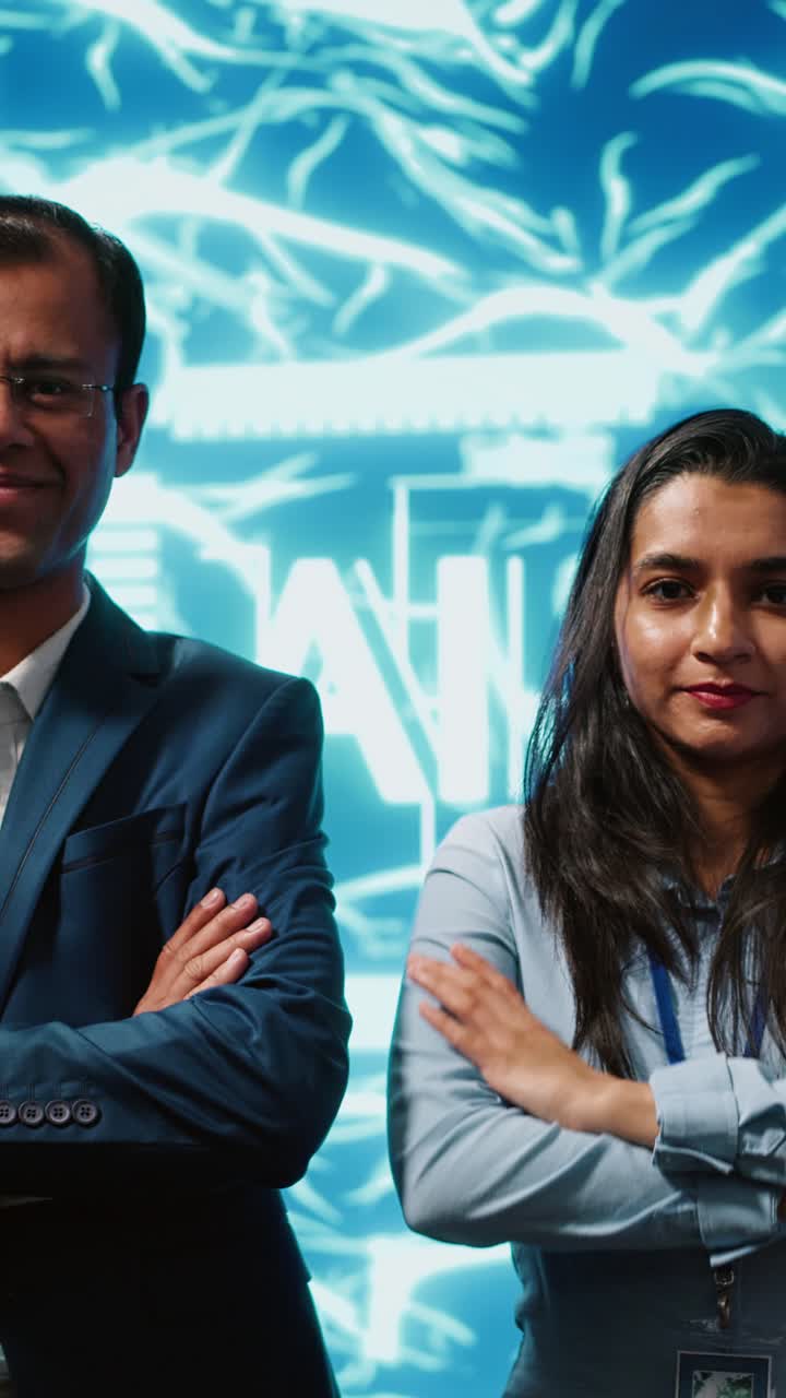 Video verticale: Ritratto di un team sorridente di tecnici che implementano l'intelligenza artificiale