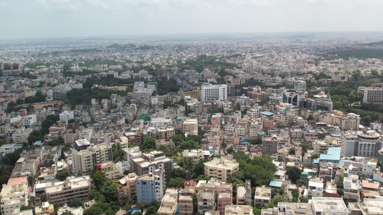 tarde video aéreo de 4k de la colonia de la cima de la colina, las colinas de banjara y khairtabad es un centro residencial y comercial urbano en hyderabad, telangana, india