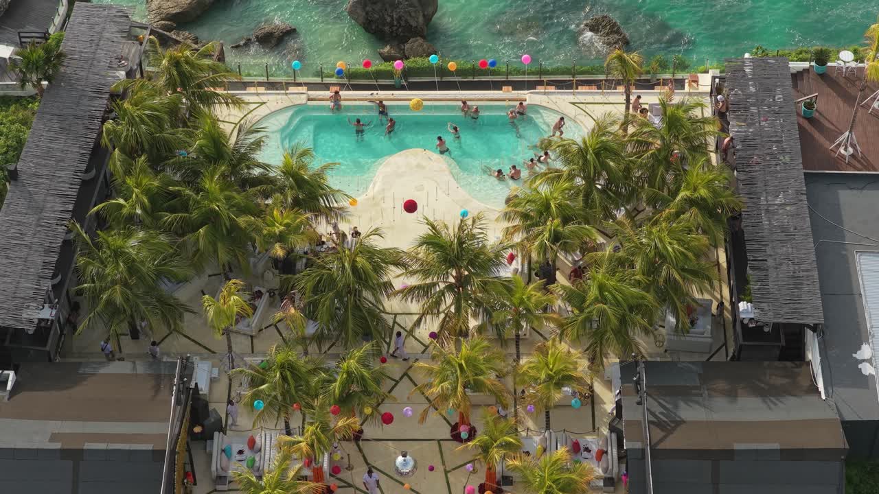 Vista Aérea de uma Festa na Piscina Animada em um Resort de Praia Tropical