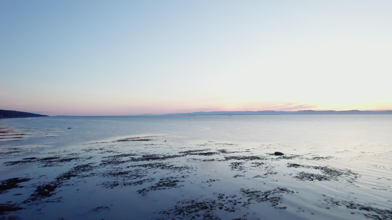 황금 시간 동안 가스페지아의 세인트 로렌스 강의 드론 전망