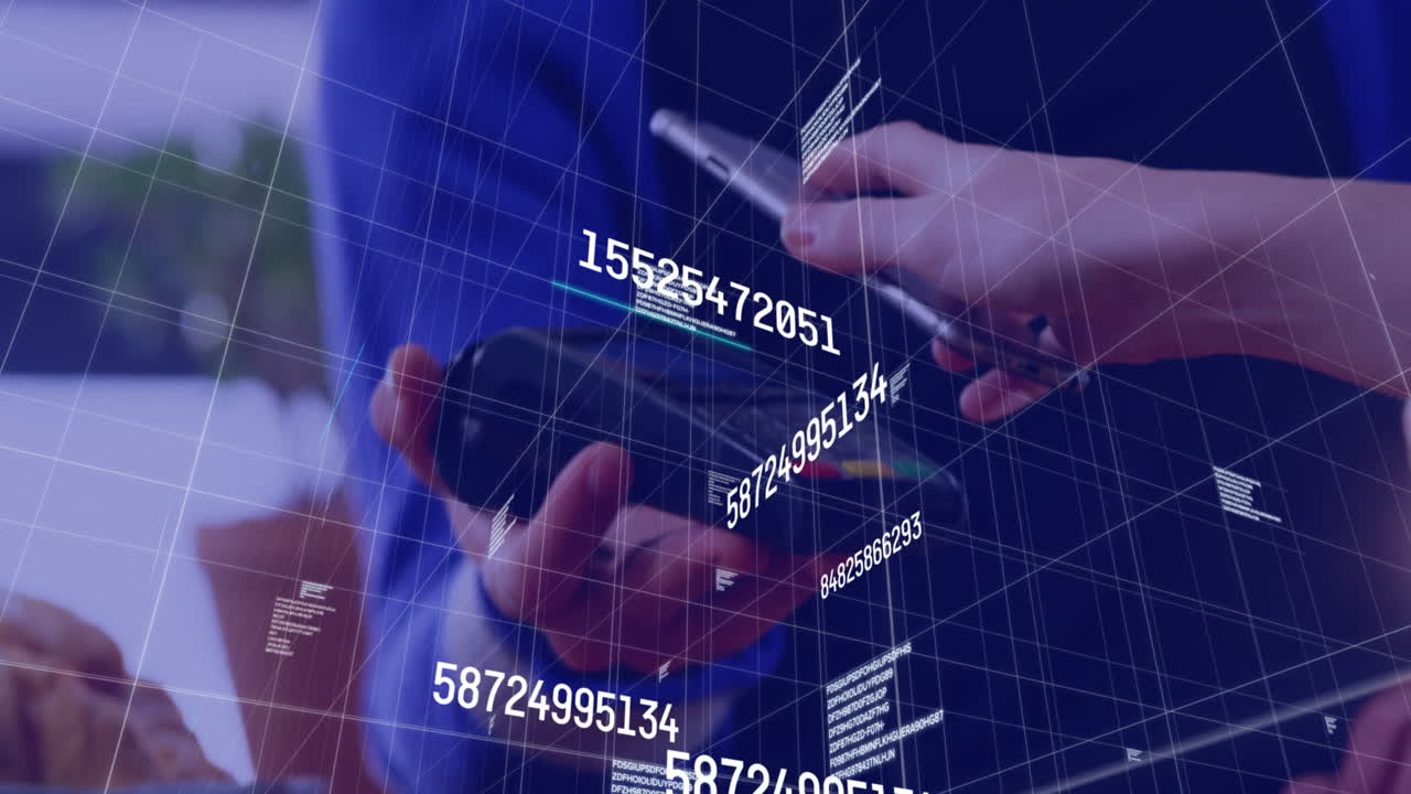 animazione dell'elaborazione dei dati su diverse persone che pagano con lo smartphone