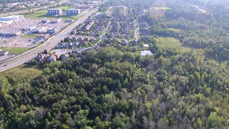 Volando-Sobre-Cunndles-Rd-Barrie-Ontario-Drone-Vistas-Cielos-Azules-Y-Las-Calles-7