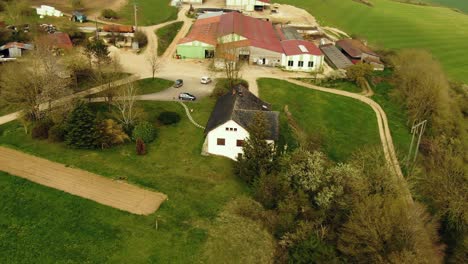 Luftaufnahme-Des-Hauses-Auf-Dem-Bauernhof