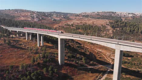 tren cruzando un puente sobre un valle