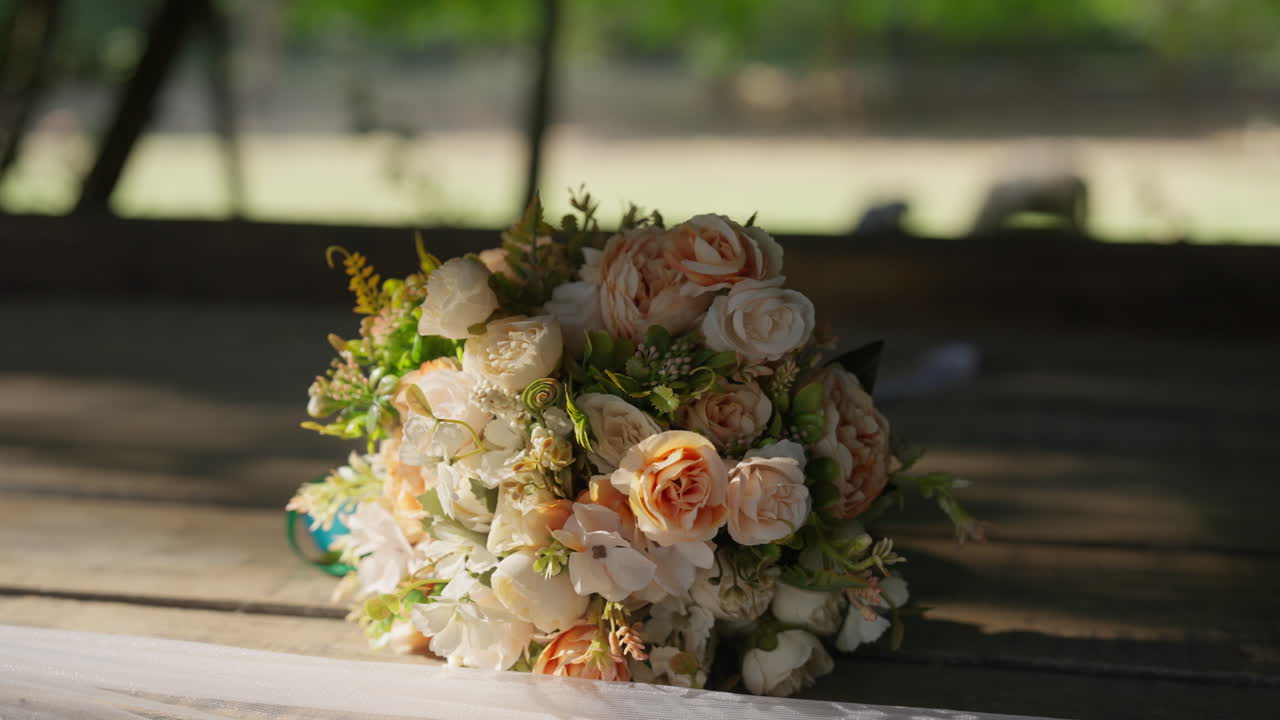 Una sposa splendida che tiene con grazia il suo bouquet, mettendo in mostra la bellezza della sua composizione floreale nel suo giorno speciale