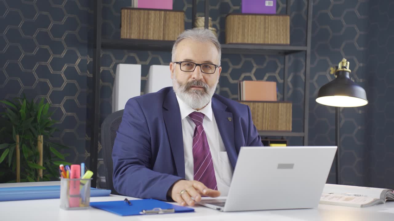 el hombre de negocios confiado cruza los brazos y mira a la cámara.