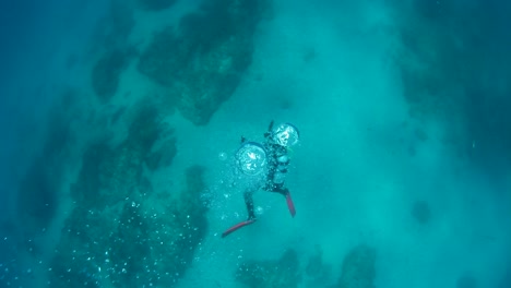 Viele-Blasen-Steigen-Von-Einem-Taucher-Auf,-Der-Im-Meer-Schwimmt