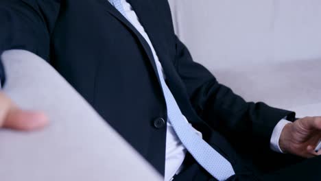 hombre de negocios sonriente usando el teléfono