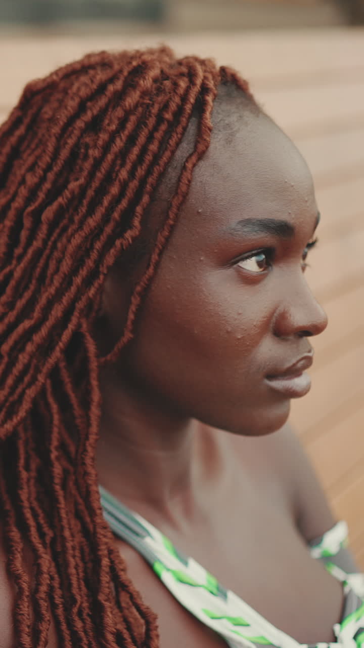 Ritratto di una bellissima giovane donna africana con dreadlocks