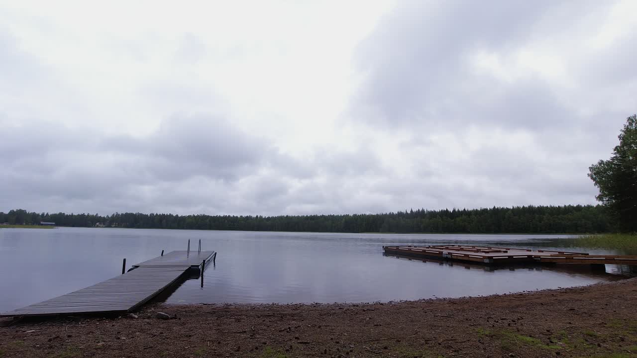 lapso de tiempo de fondo del país: las nubes se desplazan sobre el lago del bosque pacífico