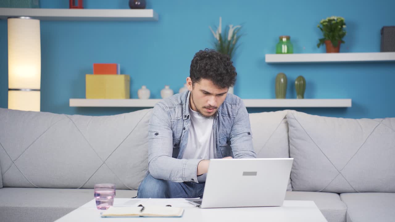 hombre bebiendo agua para una vida saludable.