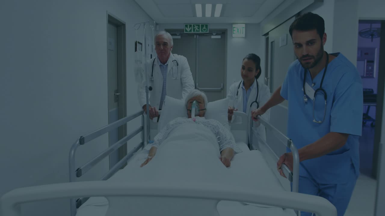 Equipe de atendimento empurrando maca na enfermaria, causando sobreposição de CRIPTOGRAFIA e monitorando O2 durante a transferência