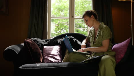 Business-Woman-Working-from-Home,-Sitting-in-Sofa-with-Laptop