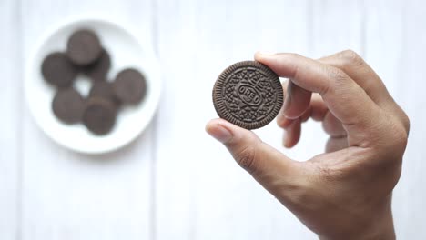 mano con una galleta de oreo