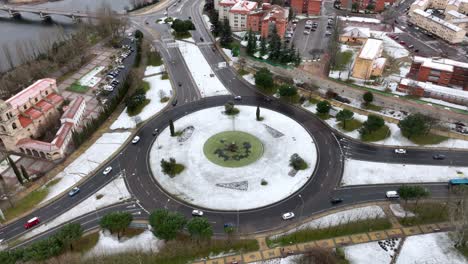 Vista-Aérea-Sobre-Una-Rotonda-Cubierta-De-Nieve-En-Salamanca,-España