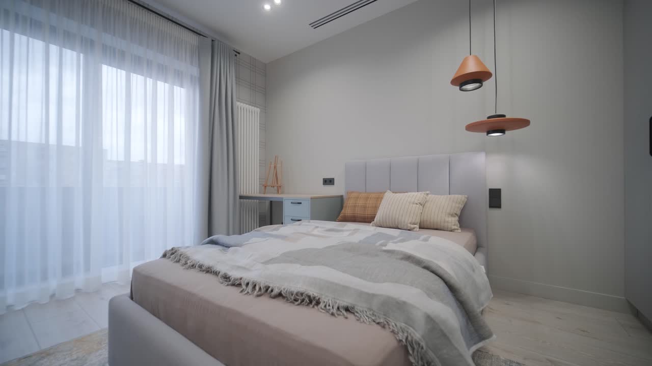 dormitorio amplio y aireado con textiles suaves y una paleta de colores armoniosa, iluminado por elegantes luces colgante