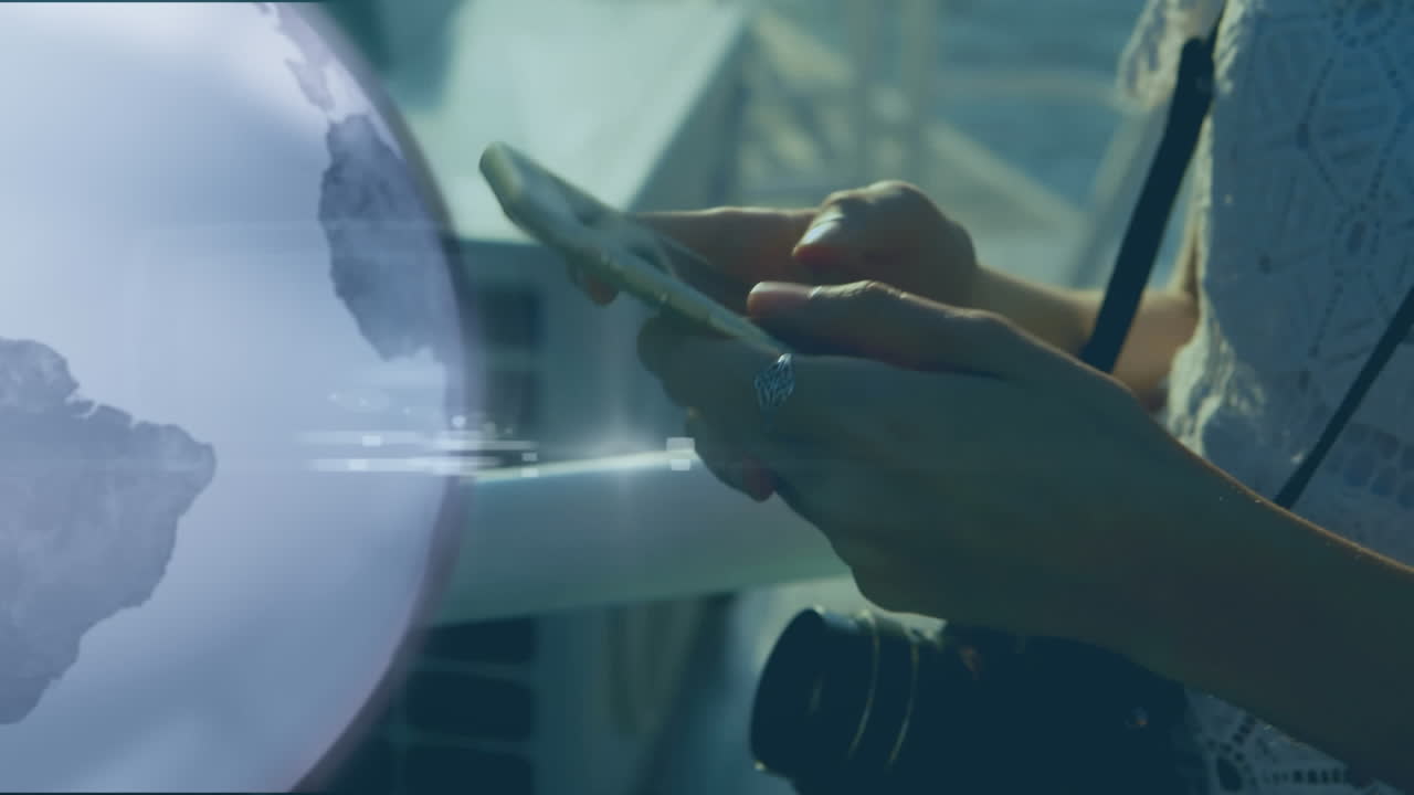animación de una placa de circuito de computadora y un globo sobre una mujer biracial usando un teléfono inteligente