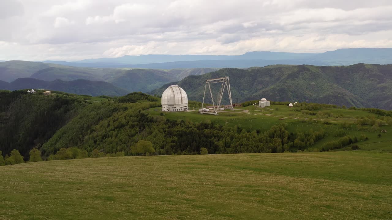 observatorio científico astrofísico especial. centro astronómico para observaciones terrestres del universo con un gran telescopio.