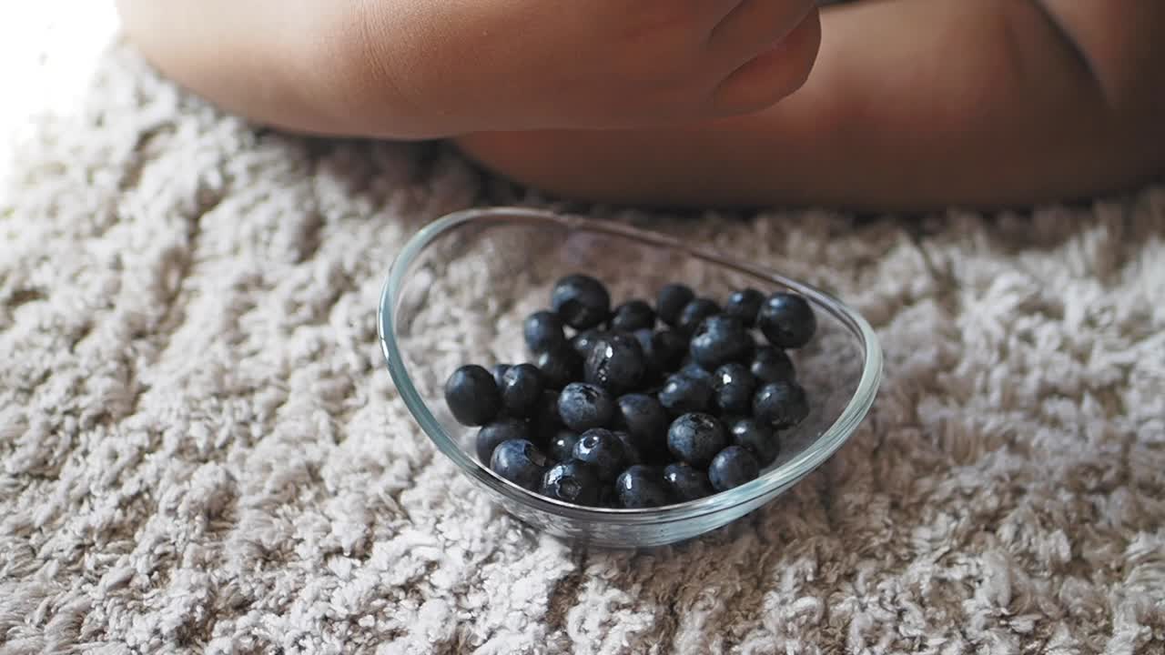 블루베리를 잡으려는 아기