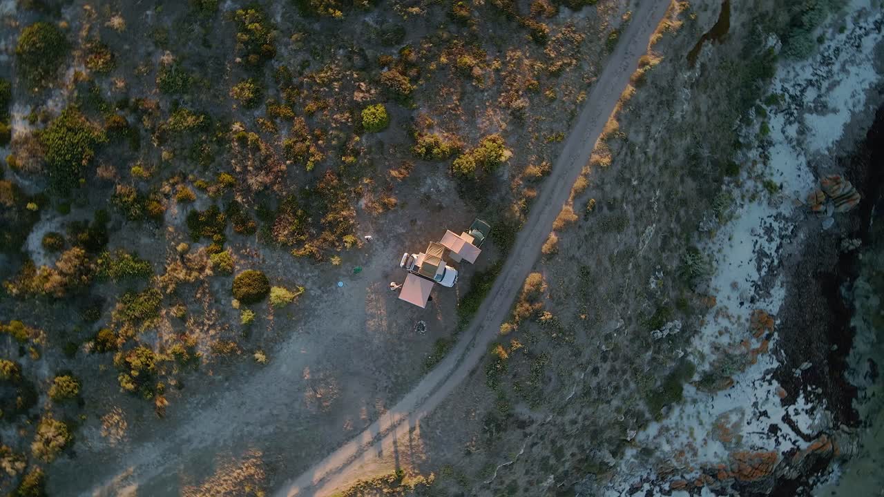 vista desde arriba de drones de campistas con tiendas de campaña en el aislado campamento de la costa de la península de york, corny point, australia del sur