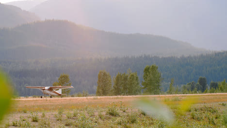 Flugzeuge,-Die-Auf-Der-Landebahn-4k-Laufen