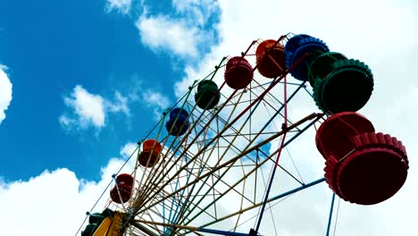 la colorida rueda de ferris en un parque de atracciones.