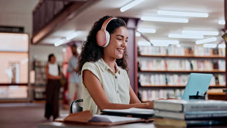 mujer estudiando en una biblioteca