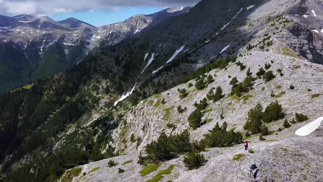 mujer joven caminando por la cresta hacia la meseta de las musas en el parque nacional del monte olimpo