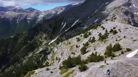 Junge-Frau,-Die-Entlang-Der-Kammlinie-In-Richtung-Muses-Plateau-Im-Mount-Olympus-Nationalpark-Wandert