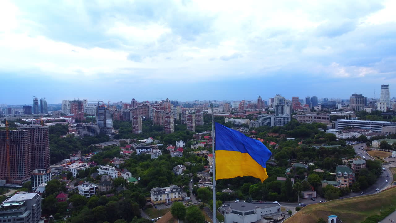 키예프 시 위에 펄럭이는 우크라이나 국기