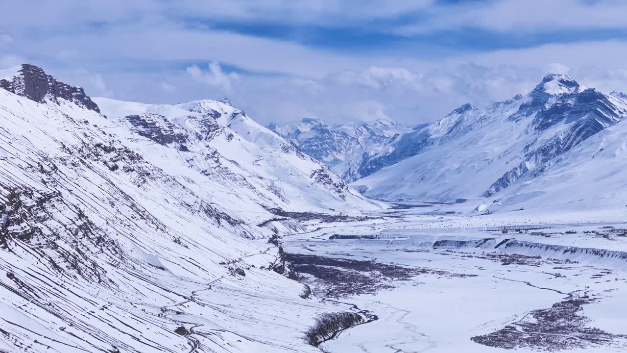 눈 인 산 계곡 풍경