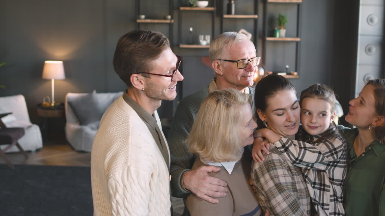 집 거실에 서서 셀카 사진을 찍는 행복한 가족
