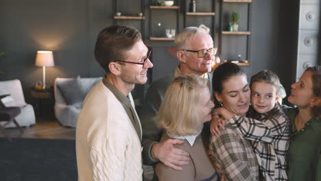 familia feliz tomando una foto selfie de pie en la sala de estar en casa