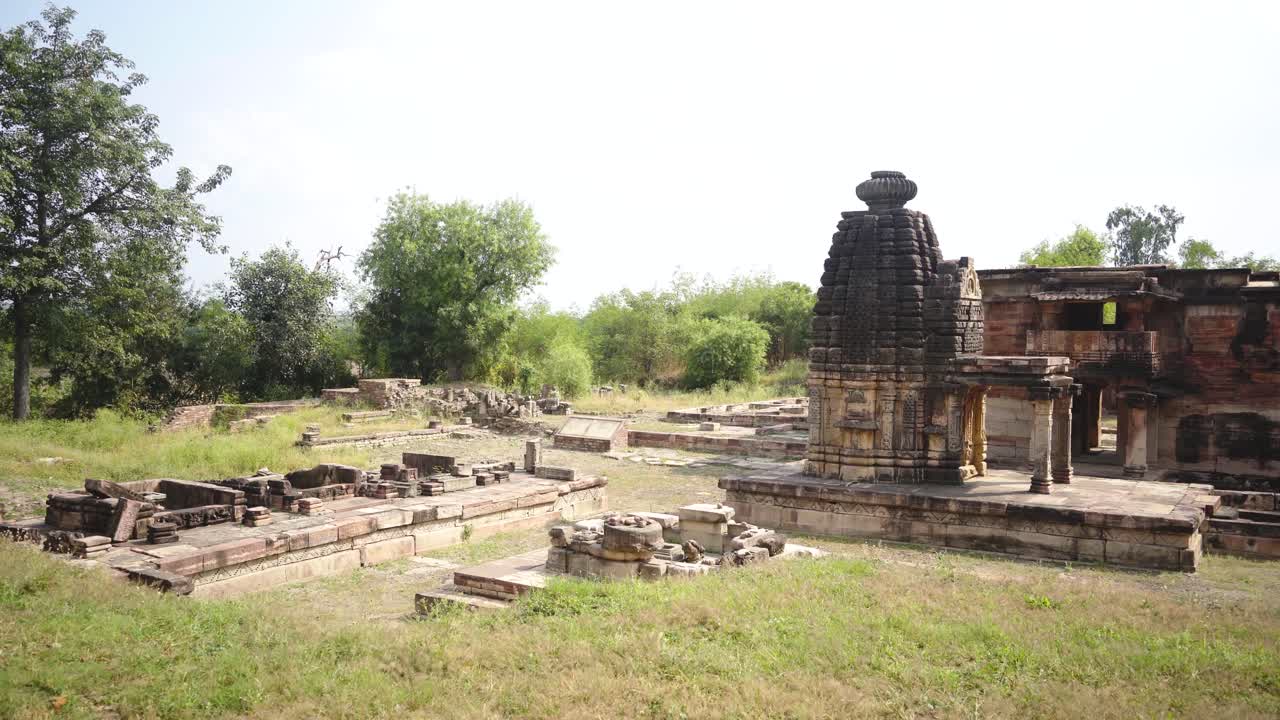 pan shot de los antiguos templos hindúes de shiv y el monasterio de terai con stepwell en shivpuri de madhya pradesh india