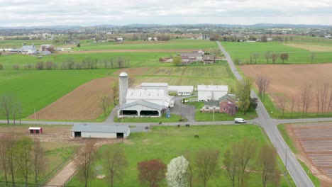 Toma-Aérea-De-Camiones-Del-Condado-De-Lancaster-PA-Farm-Country